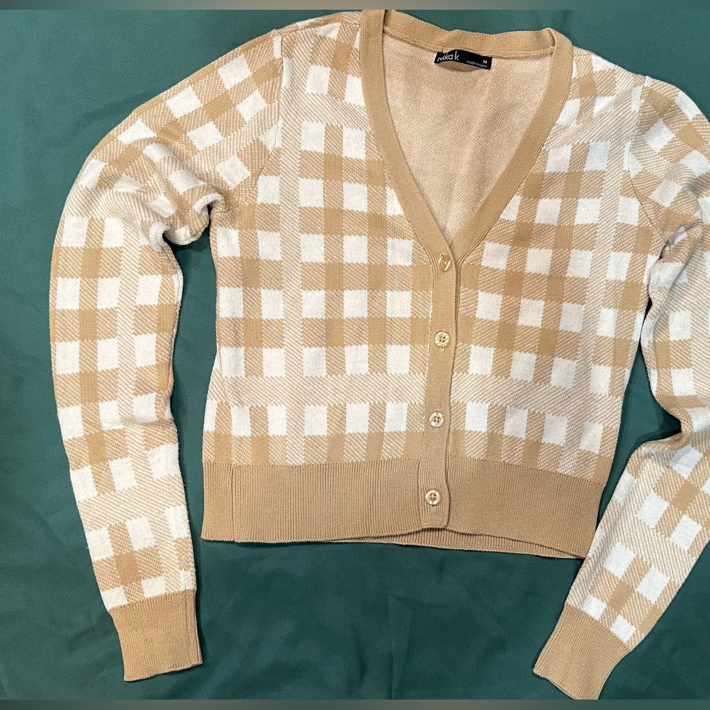 Nikka K Cropped Tan/White Long Sleeve 4 button Cardigan Sweater‎, Sz Medium EUC.